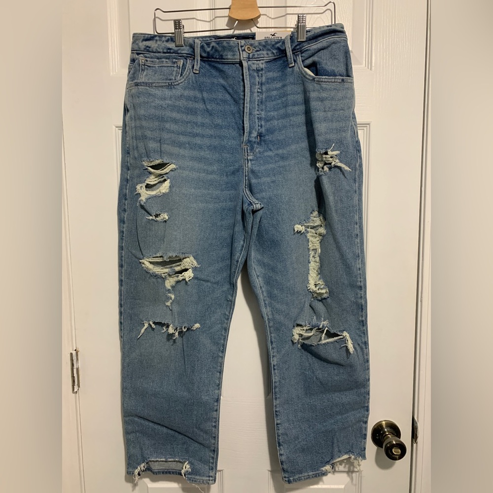 *Hollister New distressed jeans